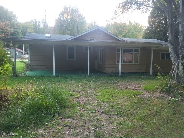 back of house featuring a yard