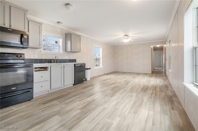 kitchen with crown molding, ceiling fan, gray cabinetry, and black appliances