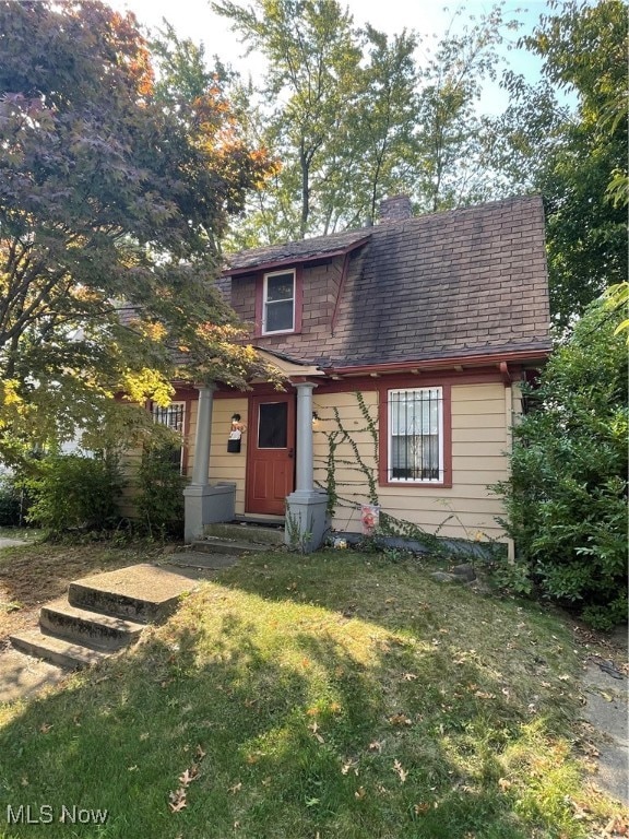 view of front of property featuring a front lawn