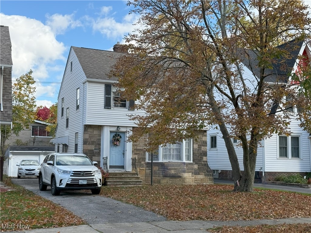 view of front of property featuring a garage