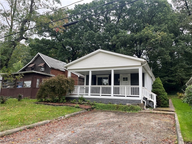 view of front facade featuring a front yard and covered porch