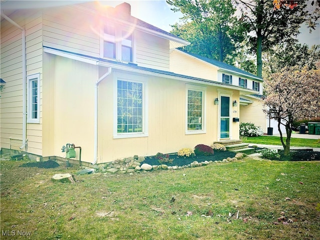 view of front of property with a front yard