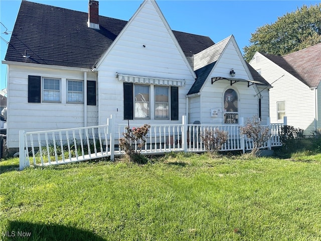 view of front of house featuring a front yard