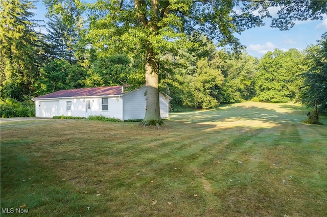 view of yard with a garage