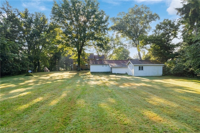 view of yard featuring an outdoor structure and a garage