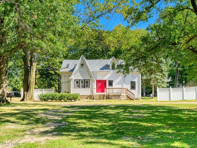 view of front facade featuring a front yard