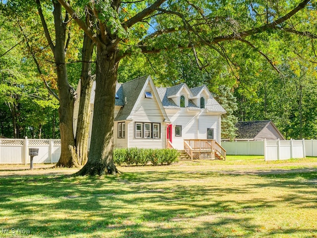 view of front of property with a front yard