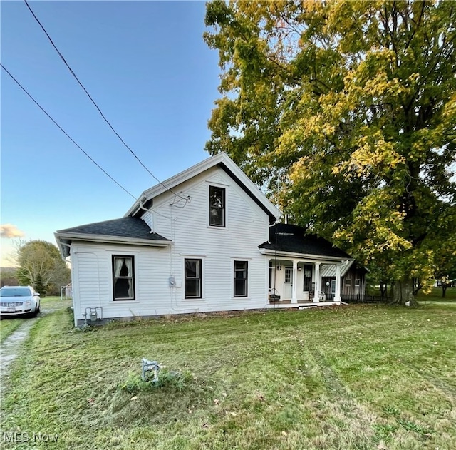 back of house featuring a yard