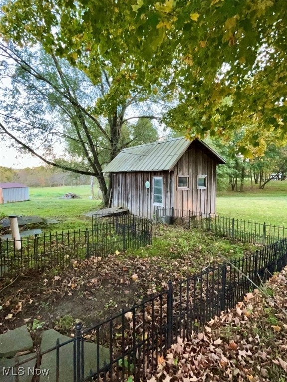 view of outdoor structure with a yard