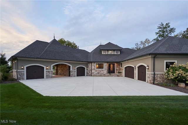 view of front facade featuring a garage and a yard