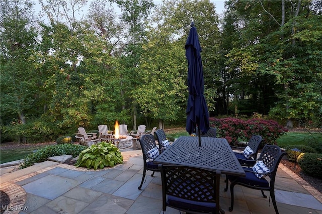 view of patio featuring an outdoor fire pit