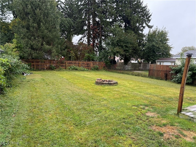 view of yard featuring an outdoor fire pit