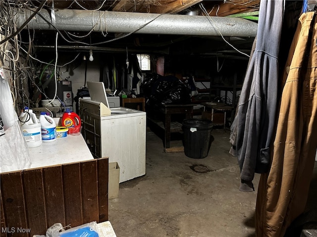 basement with water heater and washer / dryer