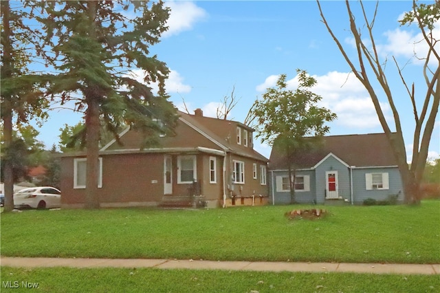 view of front of home featuring a front yard