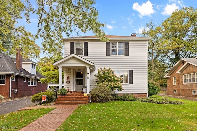 view of front of property featuring a front yard