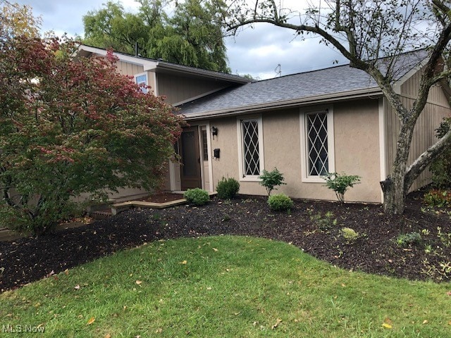 view of front of property with a front yard