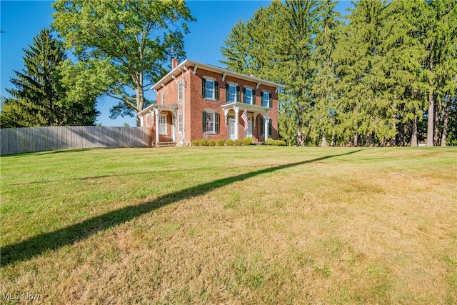 view of front facade with a front lawn