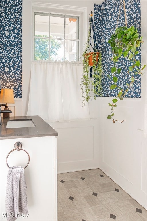 bathroom featuring sink