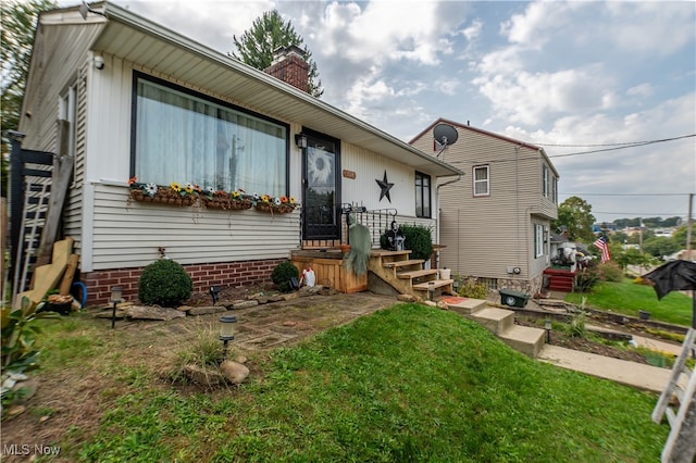 view of front of house with a front lawn