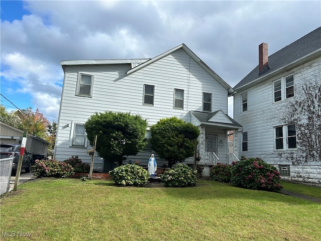 view of front facade featuring a front lawn