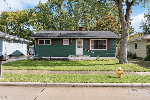 view of front facade featuring a front yard