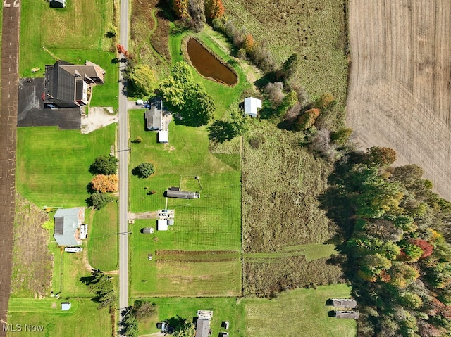 birds eye view of property featuring a rural view