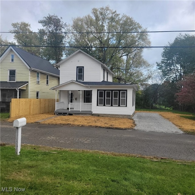 view of front facade featuring a front yard and covered porch