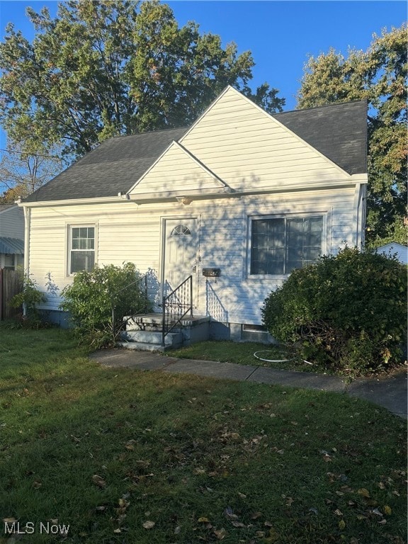 view of front of property with a front yard