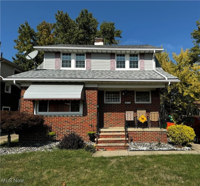 view of front of property featuring a front lawn