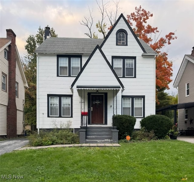 view of front of house featuring a yard