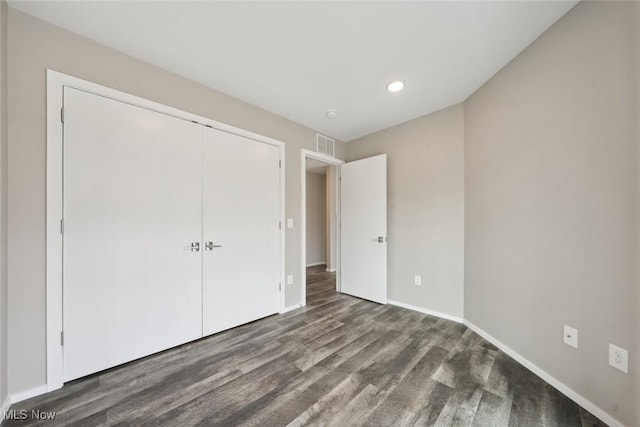 unfurnished bedroom featuring baseboards, visible vents, wood finished floors, a closet, and recessed lighting