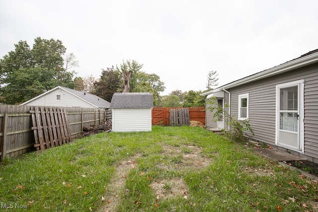 view of yard with a storage shed