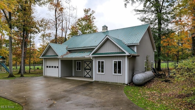 view of front of property featuring a garage