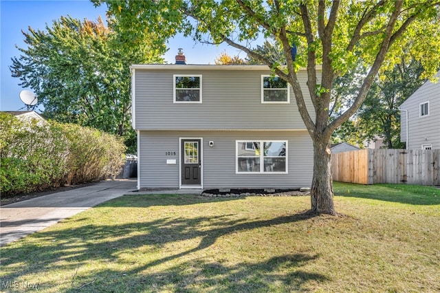 view of front of property featuring a front lawn