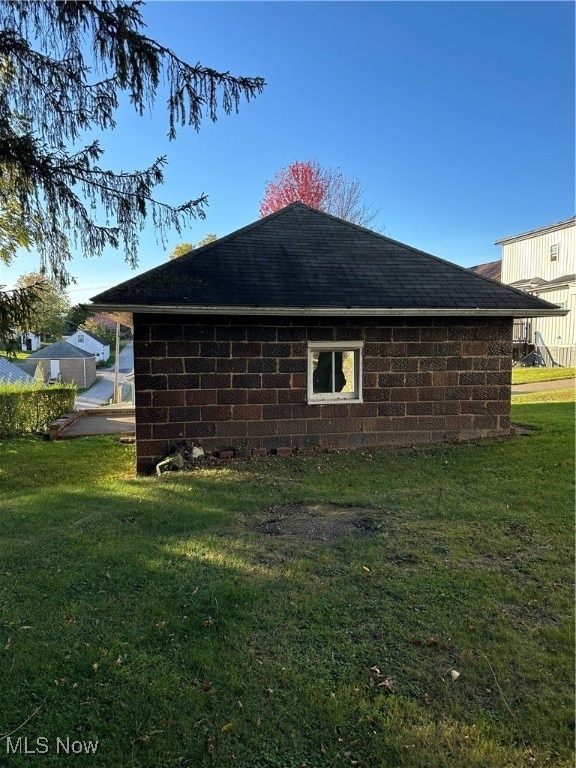 view of side of property featuring a yard