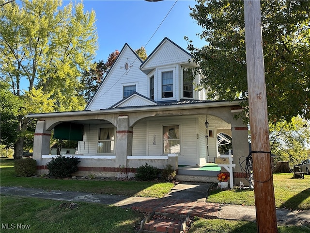 view of front of property featuring a porch and a front yard