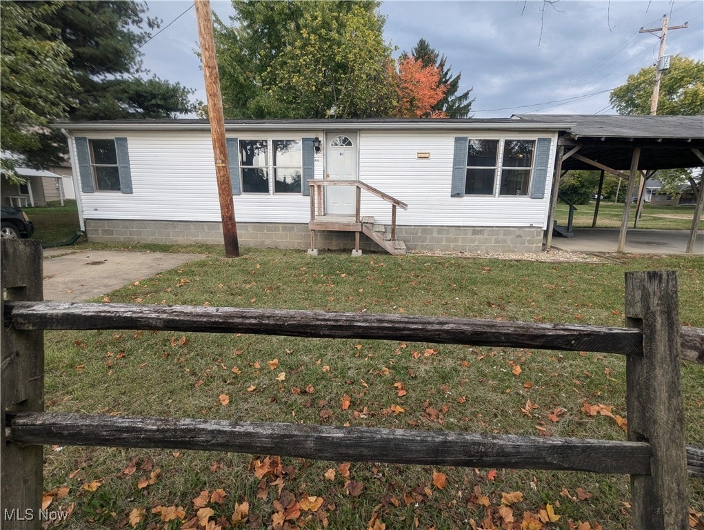 manufactured / mobile home featuring a front lawn