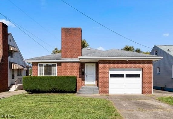 view of front facade featuring a front yard and a garage