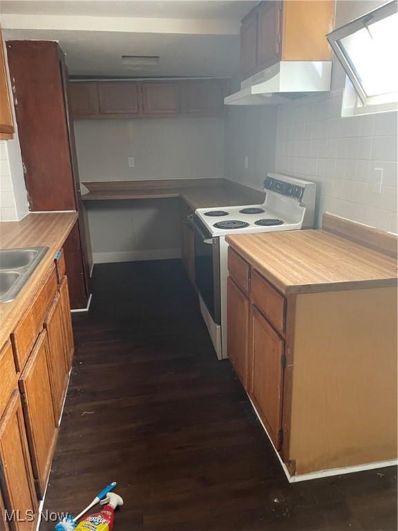 kitchen with backsplash, sink, dark wood-type flooring, and white electric range