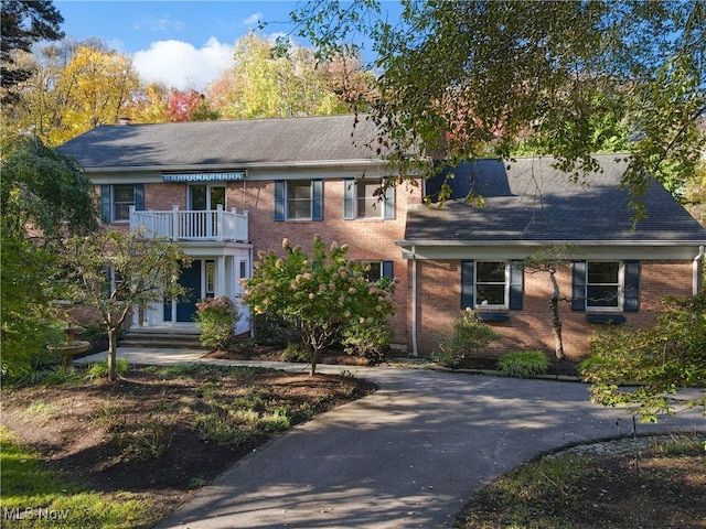 view of front of property featuring a balcony