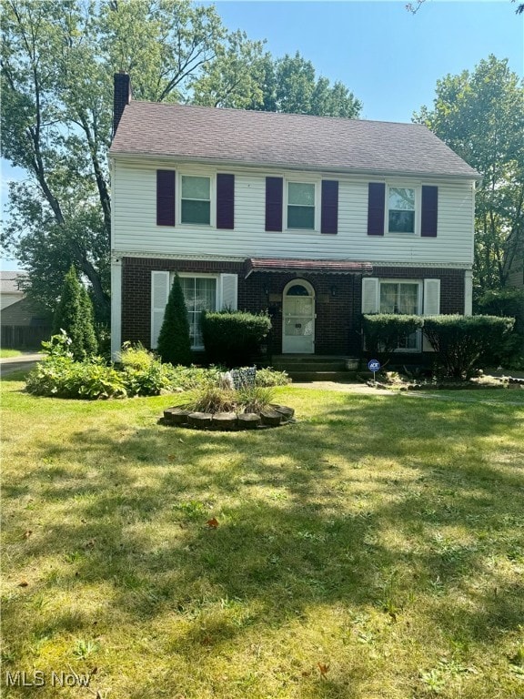 view of front of house featuring a front lawn