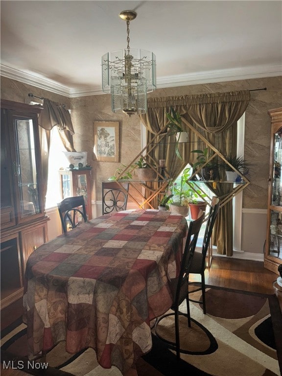 dining room featuring crown molding and a notable chandelier