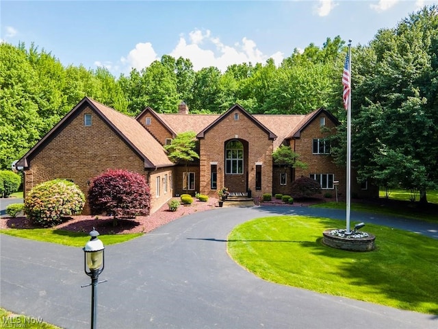 view of front facade featuring a front yard