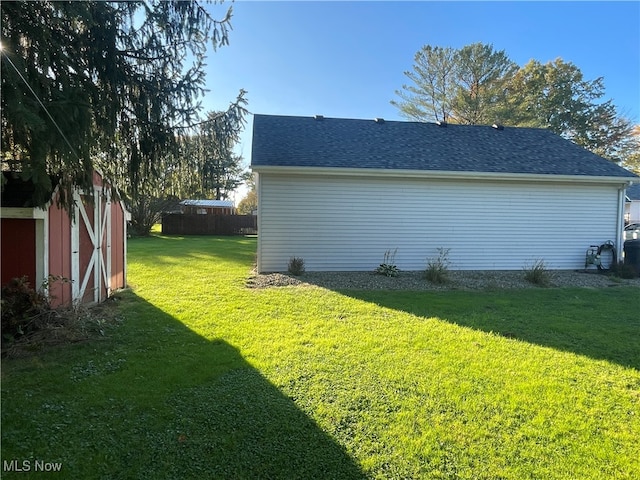 view of yard featuring a storage unit