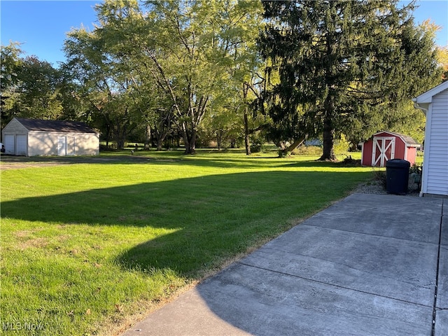 view of yard featuring a storage shed