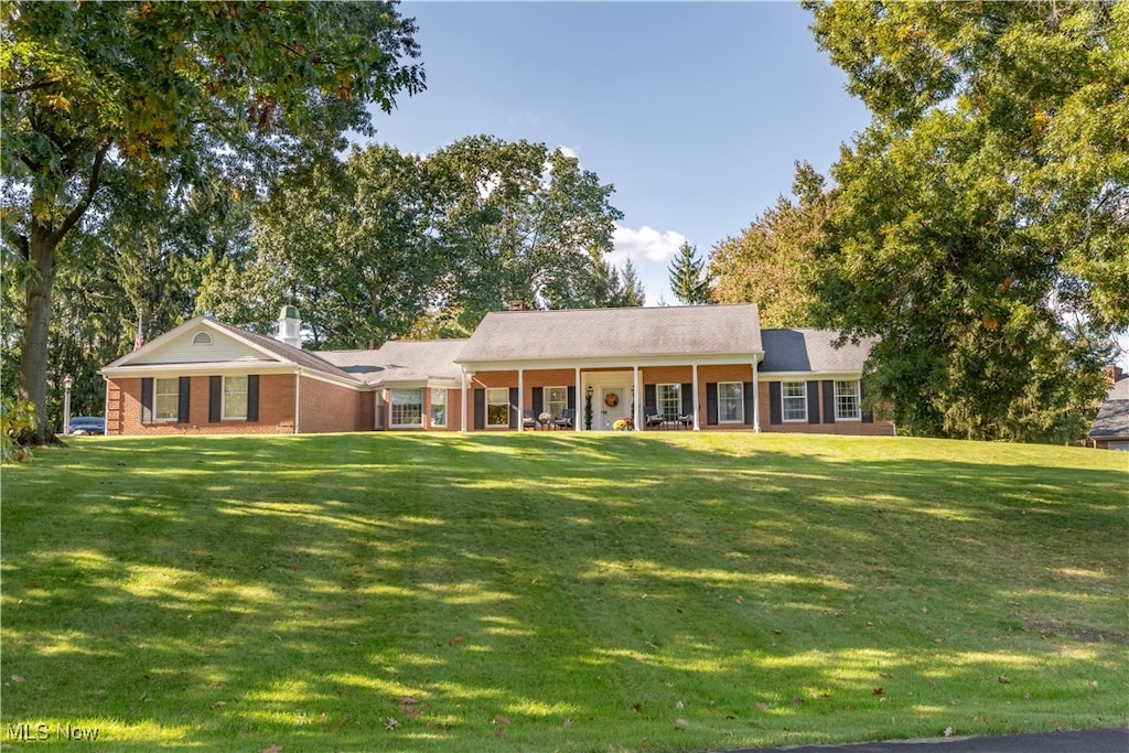 single story home featuring a front lawn