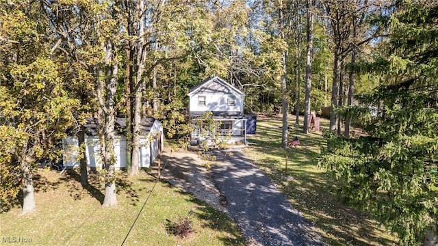 view of front facade featuring a front lawn and a garage