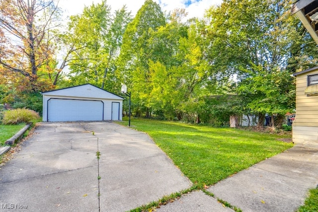 view of yard featuring a garage and an outdoor structure