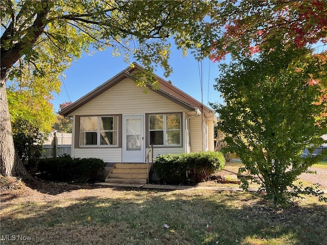 view of front facade featuring a front yard