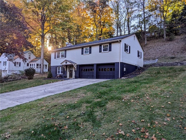 view of front of property featuring a front lawn and a garage